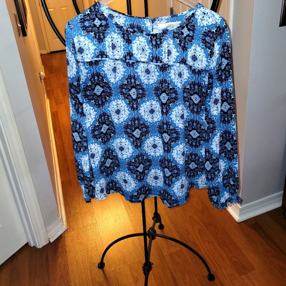 Lightweight long sleeve blouse.